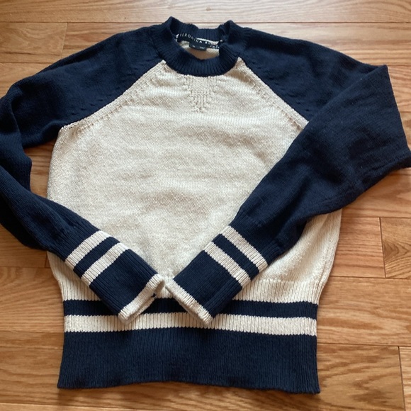 Cute sporty Veronica Beard sweater - Picture 9 of 9